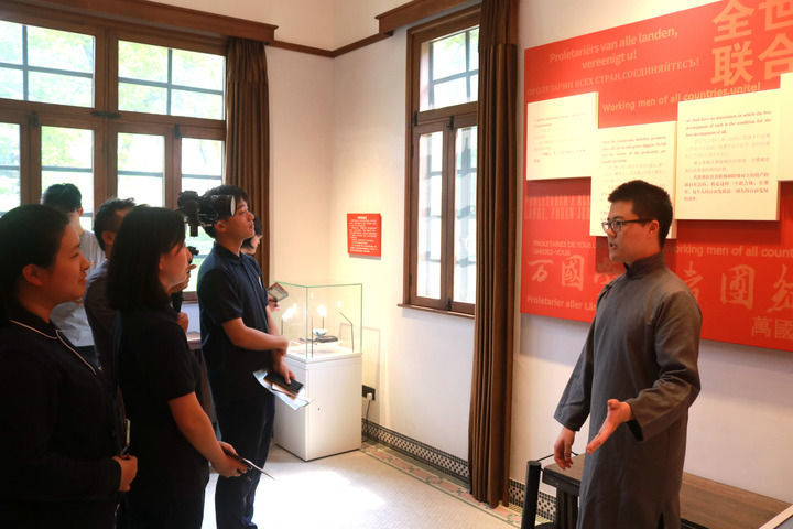 在上海复旦大学《共产党宣言》展示馆，“星火”党员志愿服务队志愿者（右一）为观众讲解（2024年5月26日摄）。新华社发