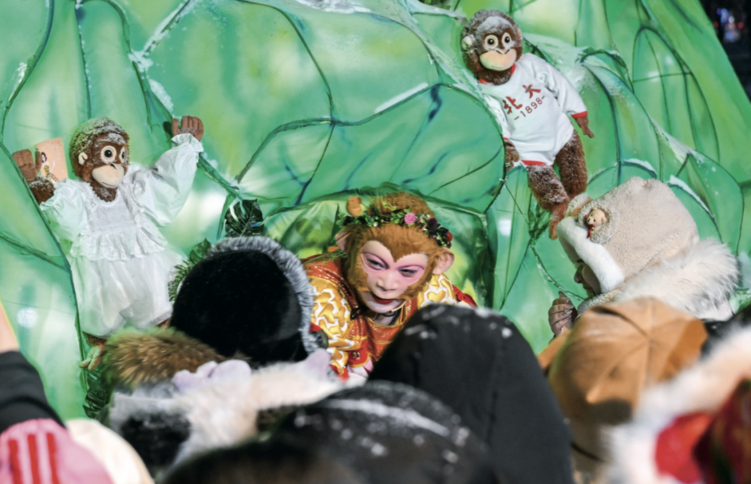 &middot;2025年2月，王庆峰扮演的“孙悟空”趴在“五行山”洞穴中。（视觉中国）
