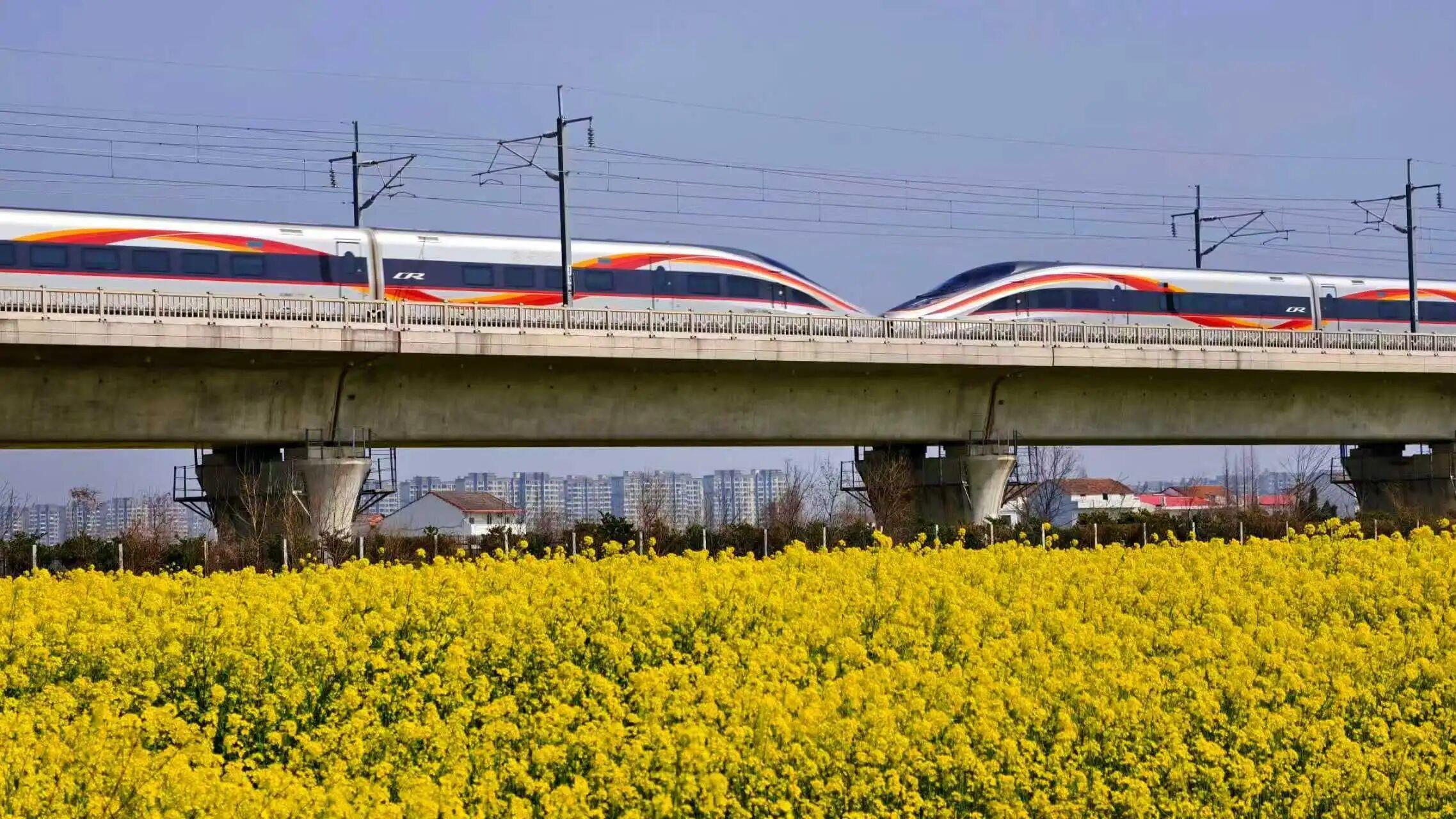 △在南昌瑶湖边，一趟重联动车组列车驶过乡村。