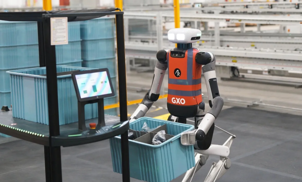 Digit在GXO仓库投入日常作业。图源:Agility Robotics