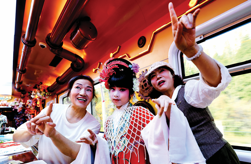 旅客体验完整的京剧妆造。刘欣 摄