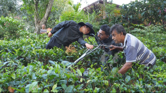 贵大学生兰荣猛和Sajith指导茶农使用农机