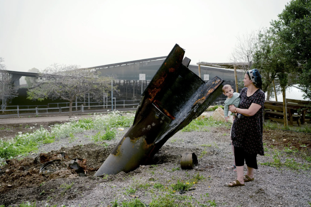 ▲ 周五，一枚导弹的尾部残骸出现在以色列北部的约旦河谷。（图源：盖蒂图片社）