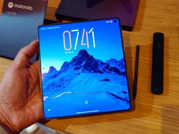 moto首款大折叠屏来了！moto Razr Fold亮相CES