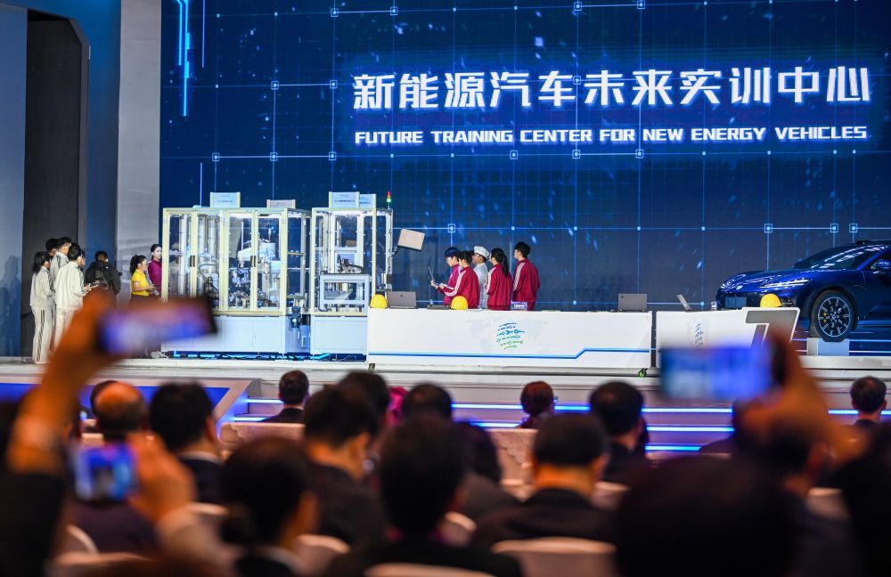 10月17日在大会闭幕式上拍摄的新能源汽车未来实训中心展示。新华社记者 赵子硕 摄