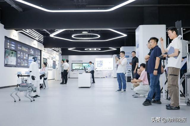 6月25日,参观者在第三届“雄安未来之城场景汇”活动现场参观。(孙文宾 摄)