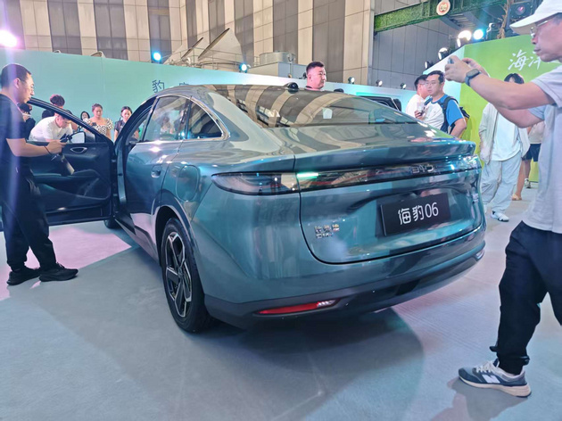 重新定义主流B级家轿？2027款海豹06上市售价999万元起(图4)