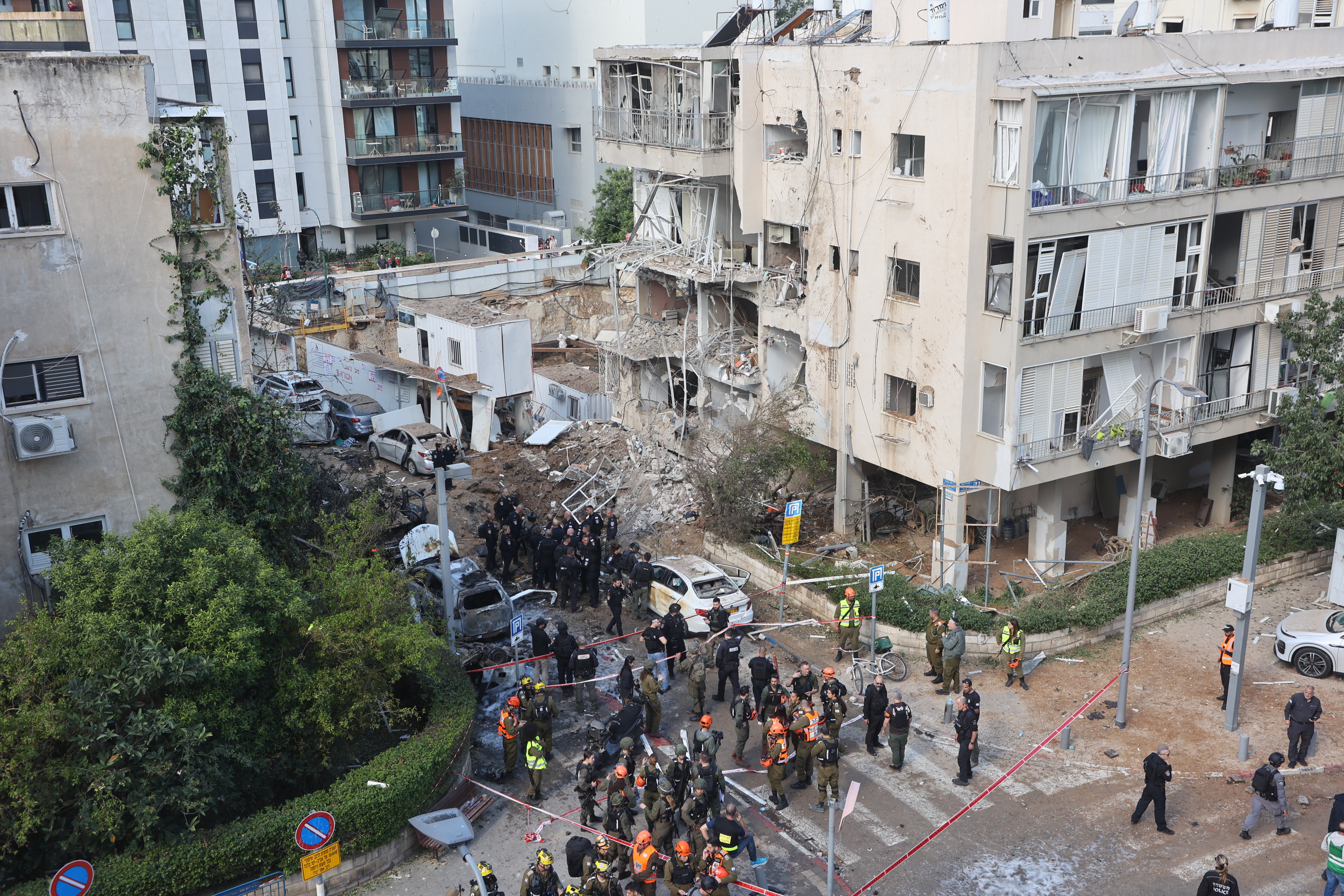 3月24日，在以色列中部城市特拉维夫，应急人员在导弹袭击现场处置。据伊朗媒体报道，伊朗当天的导弹袭击“突破以色列多个导弹防御系统”。新华社发（吉尔·科恩·马根摄）