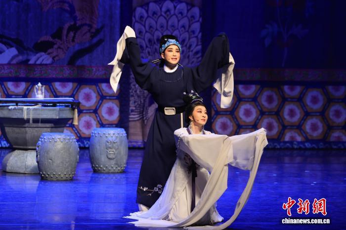 2月27日晚，蔡浙飞(黑色服饰)主演的《陆游与唐琬&middot;题诗壁》在台湾演出现场。　(浙江小百花越剧院供图)