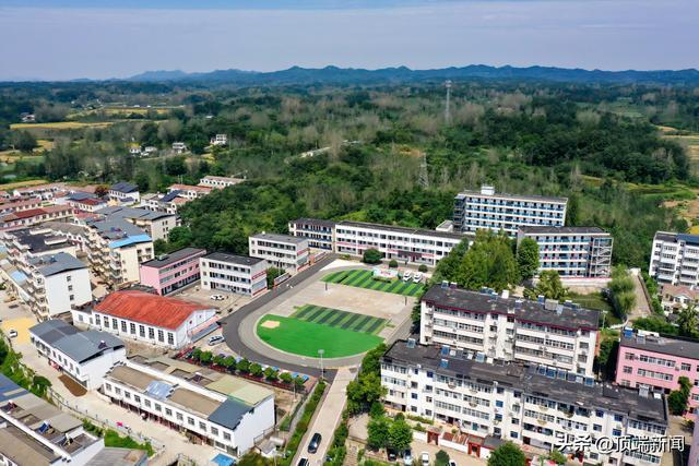 坐落于群山之中的学校