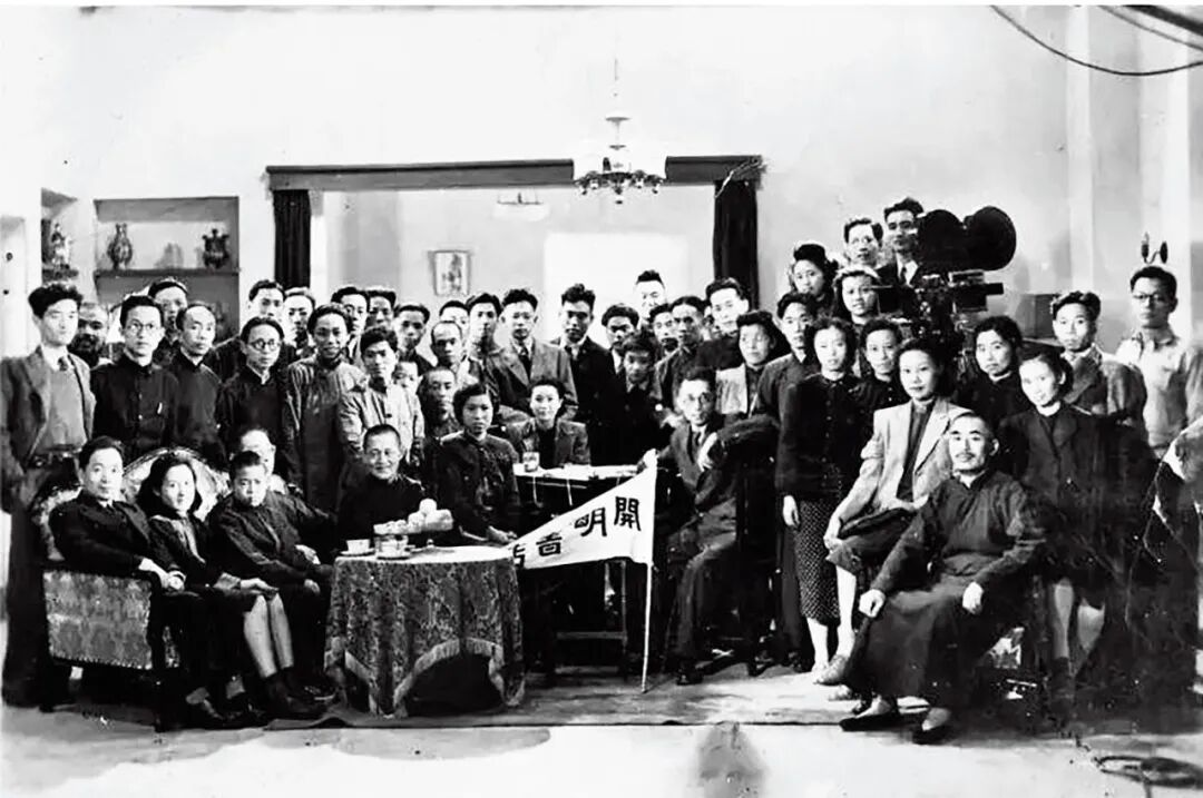 上图:开明书店总店 下图:1946年11月1日,开明书店同人参观上海华联影业公司,前排右一为叶圣陶。本版图/《启蒙·生意·政治:开明书店史论(1926—1953)》