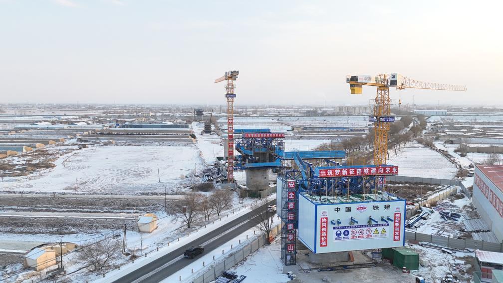 在兰张高铁武威至张掖段，施工人员加速推进项目建设。马辰　摄