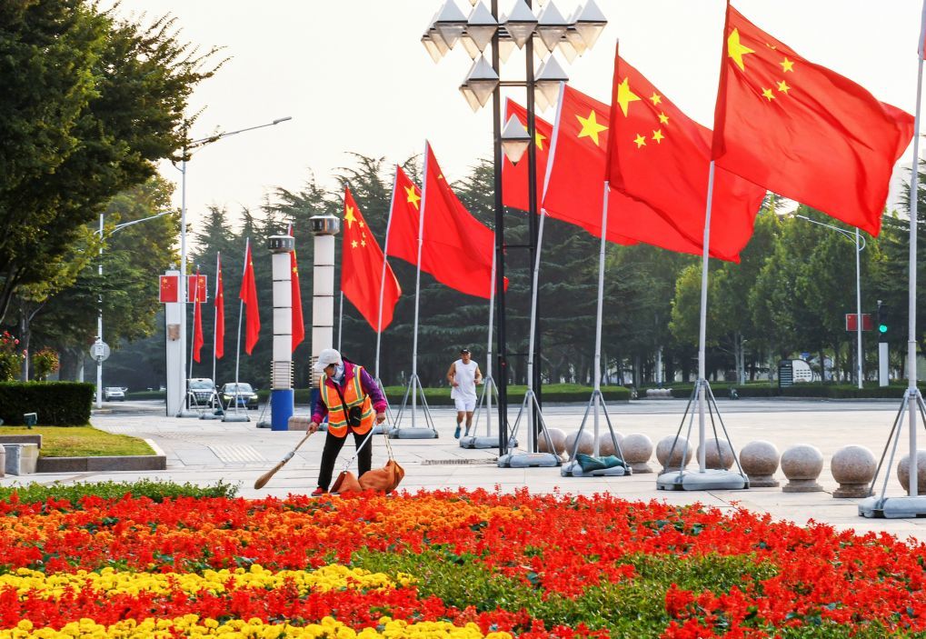 10月4日,环卫工人在山东省胶州市上海路清扫落叶。新华社发(王昭脉 摄)