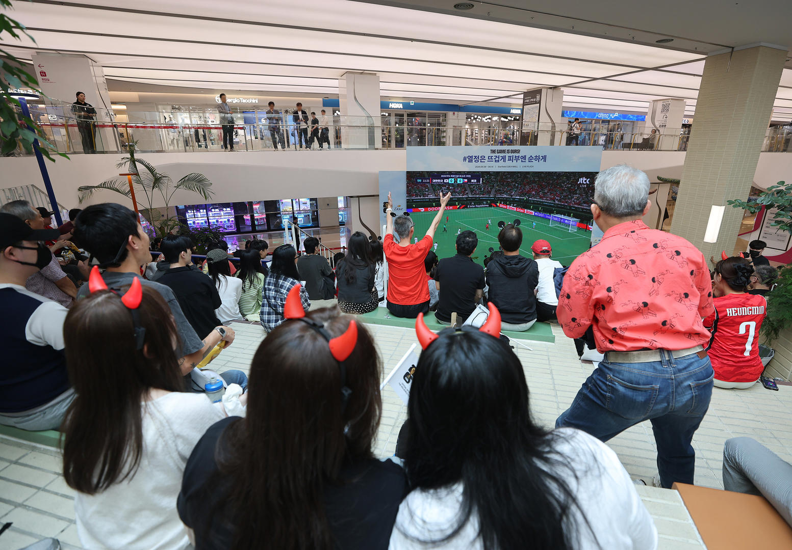 ▲当地时间2026年6月12日，市民们在首尔江南区Starfield COEX Mall的超大屏幕前观看世界杯转播 图据视觉中国