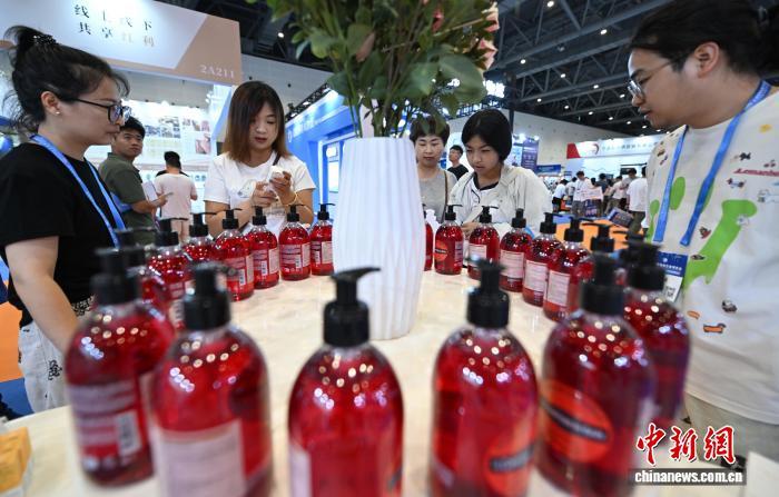 7月10日，跨境电商产品吸引参观者。近日，2026全球跨境电商交易博览会在浙江杭州举行。　中新社记者 王刚 摄