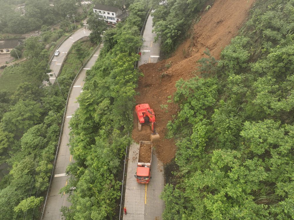 5月25日,中国安能一局长沙基地救援队员正在抢通石门县一处受阻路段。(受访单位供图)