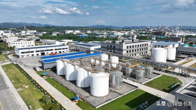 航拍岳阳云溪聚仁新材厂区，储罐群与管廊连片