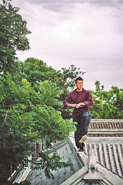 黄鸿玺 在屋顶练剑