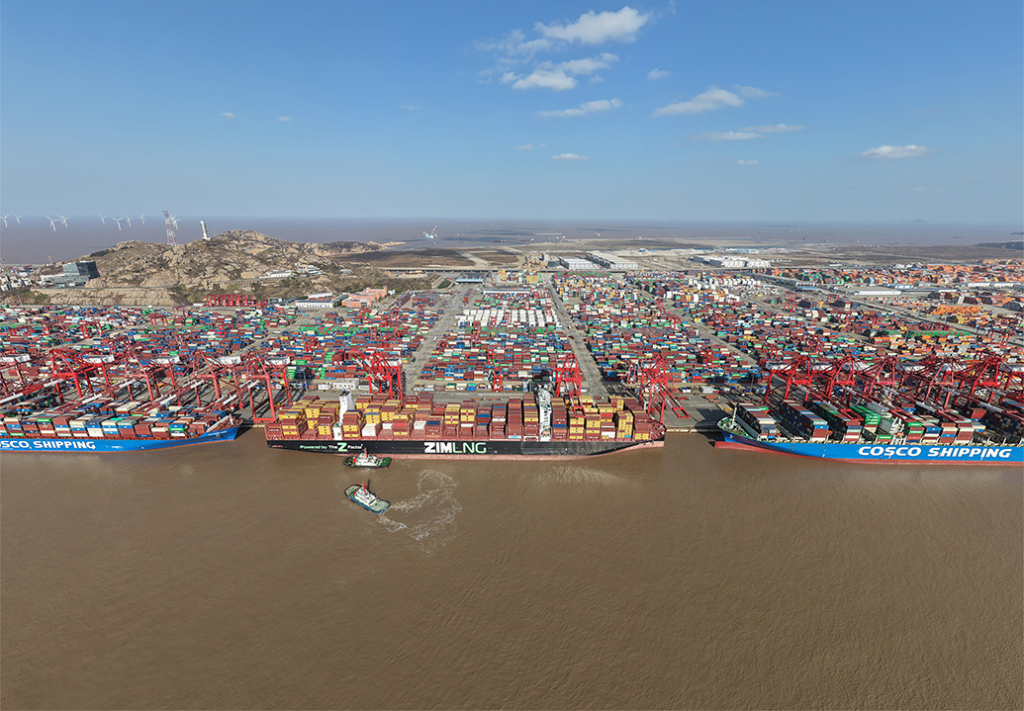 2025年12月8日无人机拍摄的上海洋山港一二期码头。