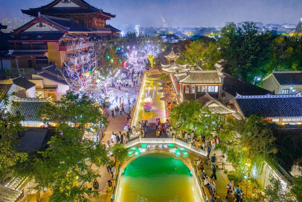 10月4日晚,游客在江苏省淮安市淮安区河下古镇游玩(无人机照片)。 新华社发(周社根摄)