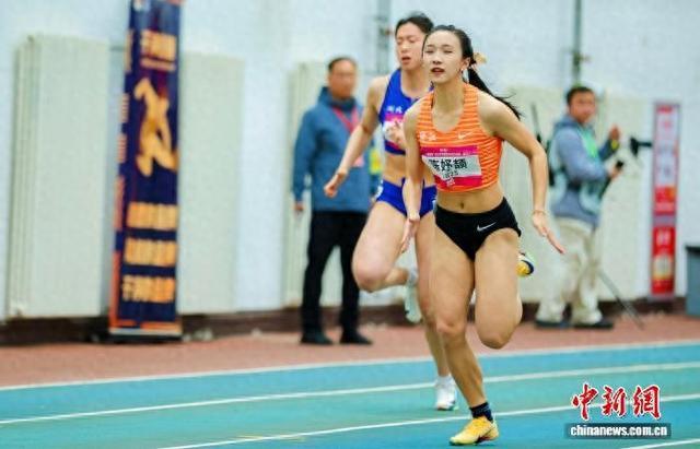 3月7日,寰宇室内田径大奖赛(第1站)在西安启幕。图为陈妤颉(橙色上衣)在比赛中。(赛事组委会供图)