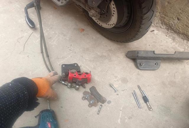 今天去修车铺给电动车换刹车，刚进门就被旁边一辆塞满五块铅酸电池的车吸引住，老板正给它紧螺丝，这改装重近百斤是为外卖骑手续航加持-有驾