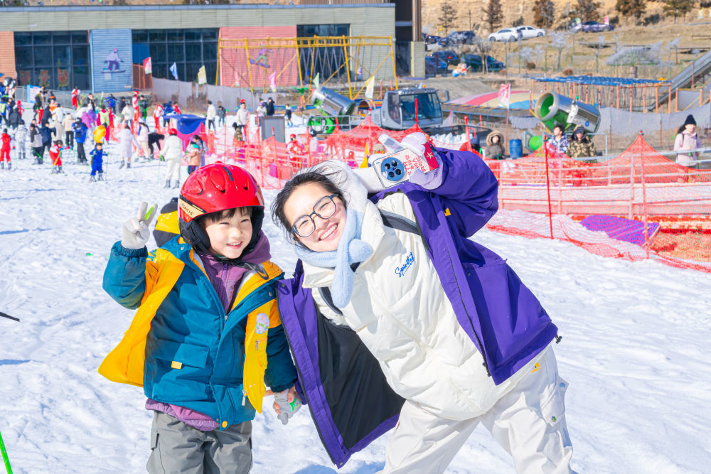 广西桂林天湖滑雪场元旦迎来研学团↑