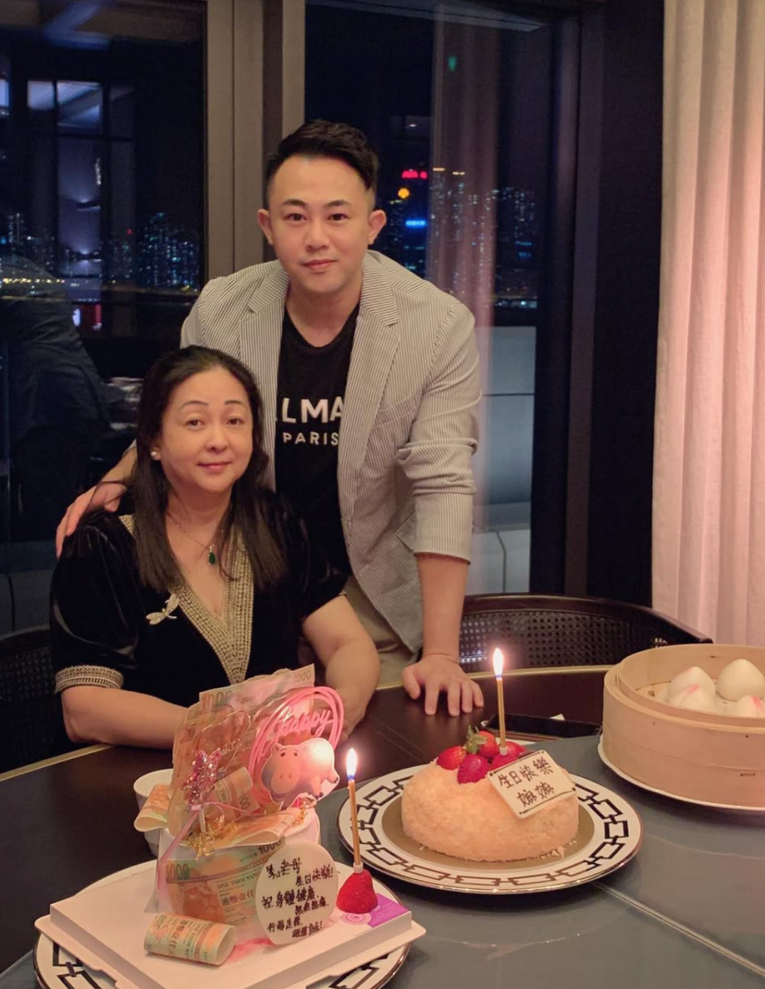 前婆婆李瑞香和大儿子邝港杰。