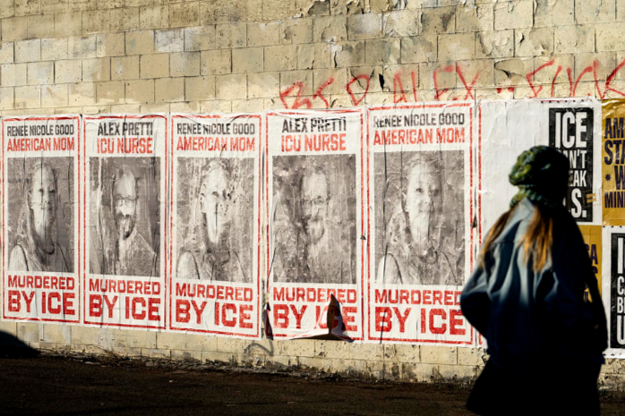 ▲12日,美国明尼苏达州行人从纪念被联邦移民执法人员开枪打死的古德和普雷蒂的标识旁走过 据视觉中国