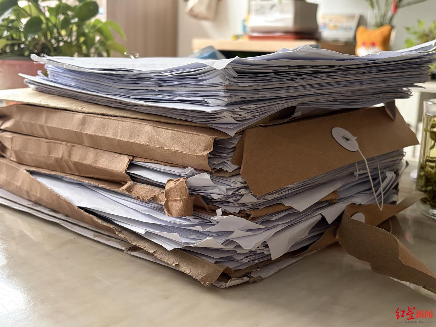 ▲申报荣誉途中积累的材料(部分)