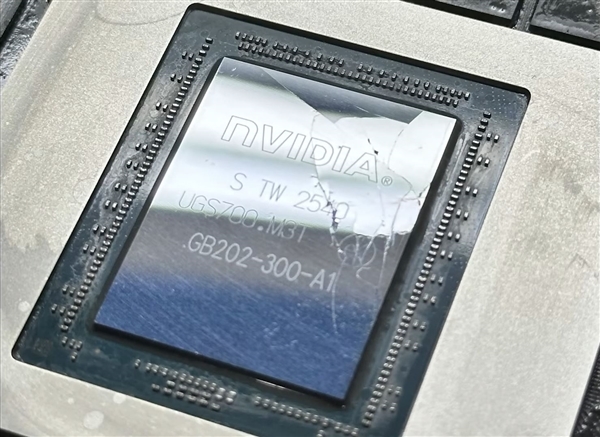 惨烈!顶级RTX 5090极限超频不堪重负:GPU核心直接开裂