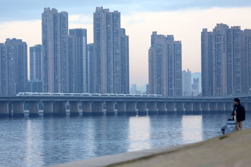 ↑ 1月25日,动车组列车在福建省厦门市境内行驶。新华社发(曾德猛 摄)