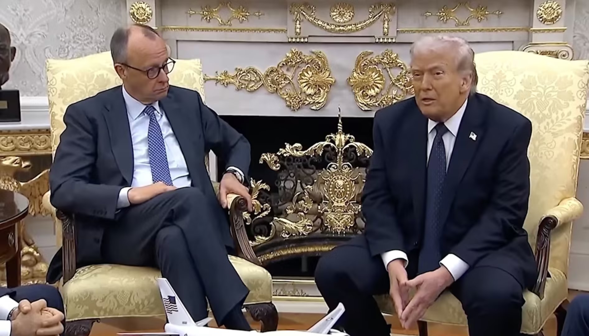 当地时辰3月3日，特朗普（右）与默茨求教记者问题。 图源：好意思国寰球播送公司视频截图