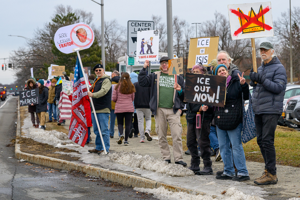 当地时间2025年1月10日,美国纽约州科洛尼,抗议者举行反对移民和海关执法局(ICE)的集会。视觉中国 图