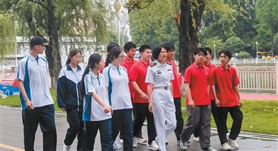 野寨中学学生到海军工程大学参加夏令营。 野寨中学供图