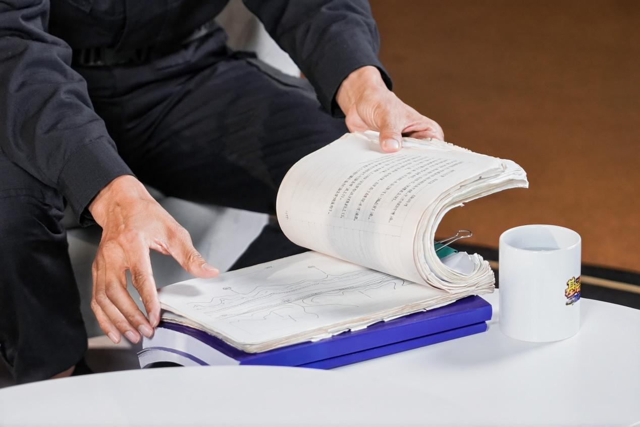 谭建华展示《澜沧江—湄公河航行参考图》手绘稿