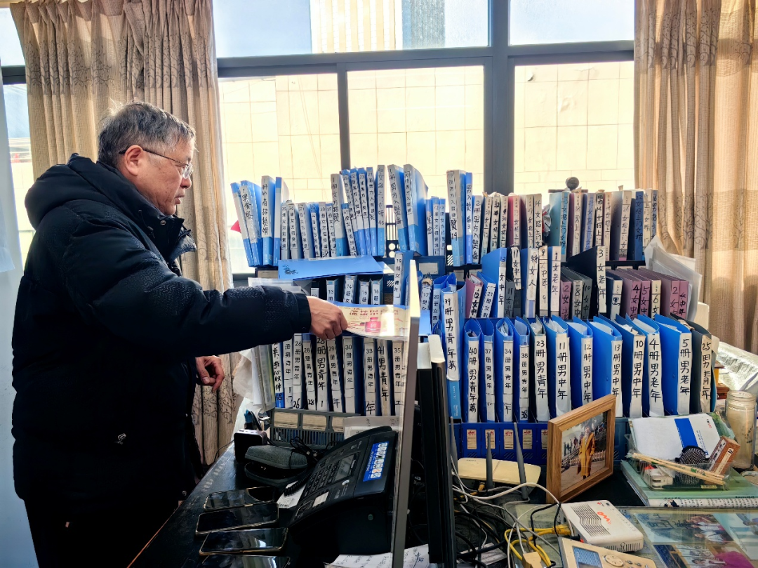 李继延与妻子的办公桌,文件夹内的男女招赘入赘资料是“核心财产”/祖晓谦 摄