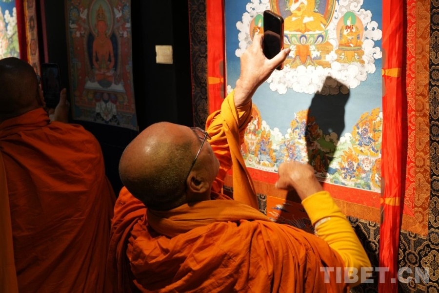 国际宗教界人士在参访中欣赏唐卡作品 摄影：张艺彤