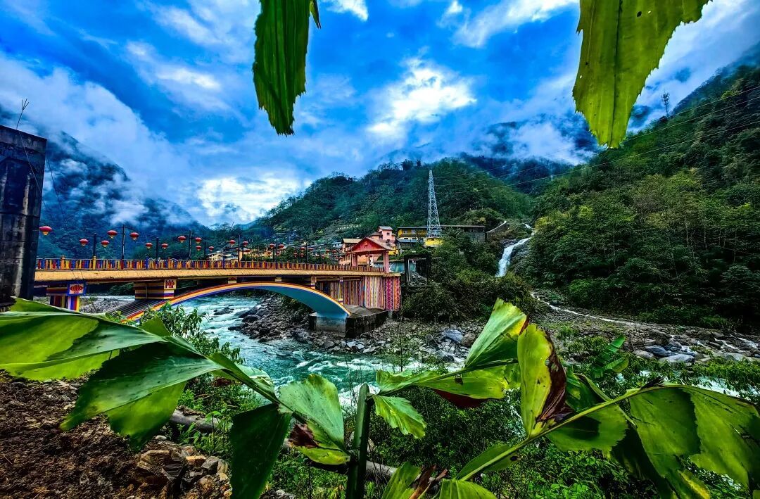 青山含黛，彩虹桥横跨独龙江。