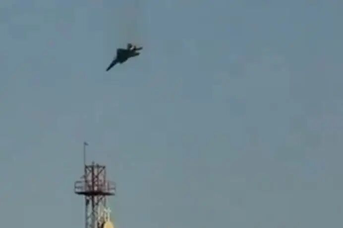 其中一架被击落的美军F-15战斗机(视频截图) 图源:美媒