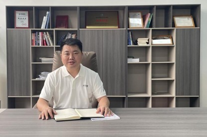 四川恩吉瑞能源发展有限公司董事长李长江在办公室远程指导工作