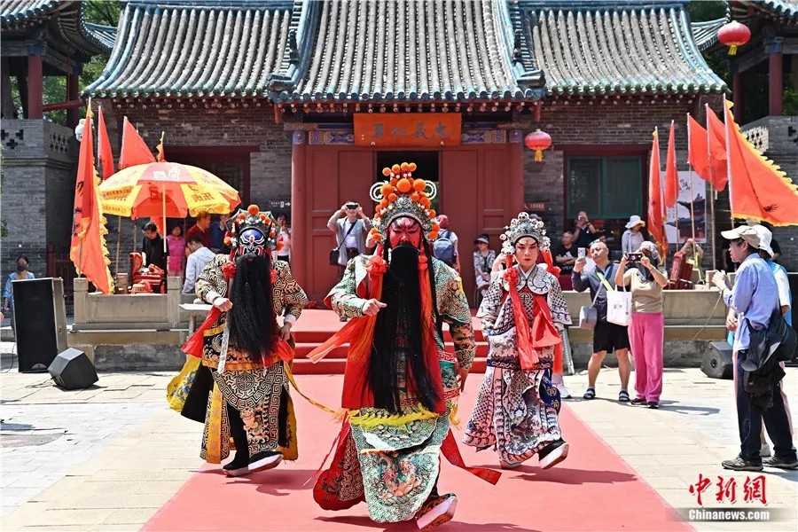 2025年6月8日,晋剧演员在山西太原大关帝庙扮演关公(中)表演戏剧《千秋关圣》。当日是农历五月十三,民间俗称“关公磨刀日”。中新社记者 韦亮 摄