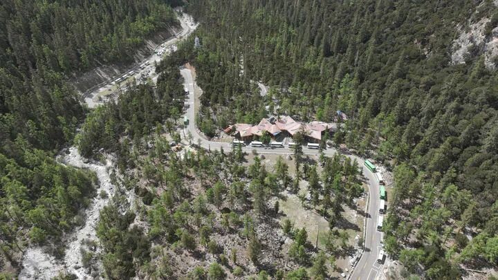 5月29日，在前往扎灌崩的路上，不少景区观光车停靠在路边等候轮岗。