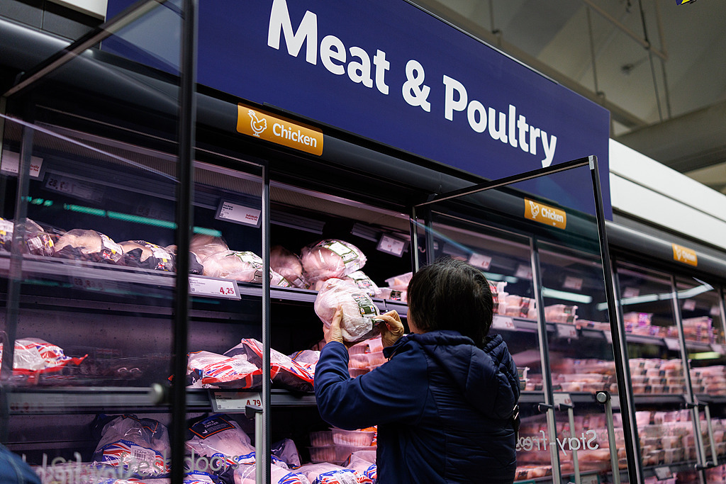 4月16日,英国伦敦,民众在超市内购物。(视觉中国)