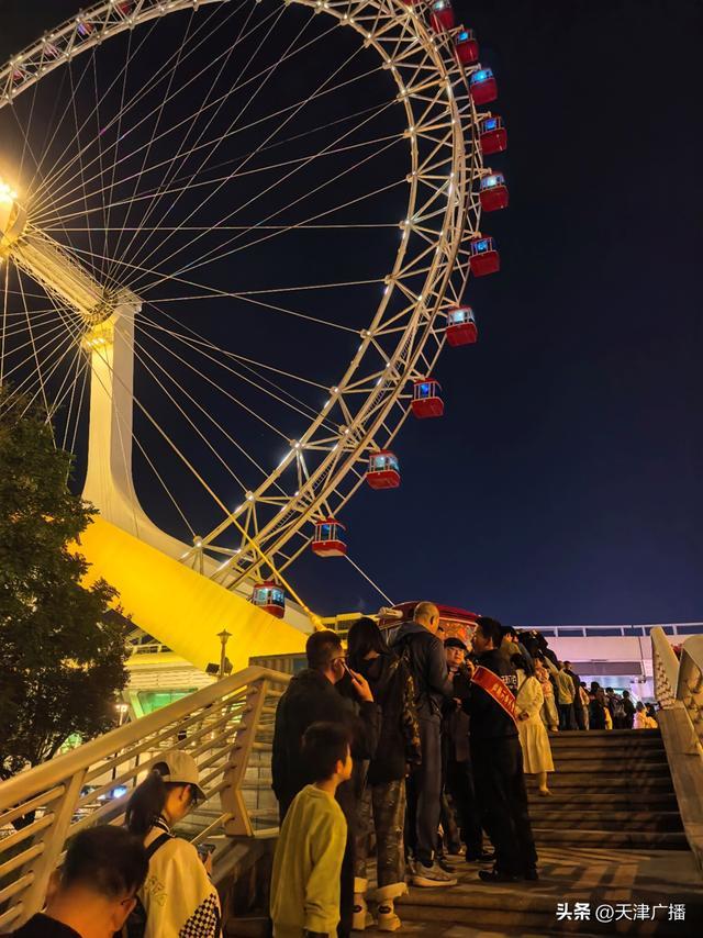 排队等待乘坐天津之眼摩天轮的游客