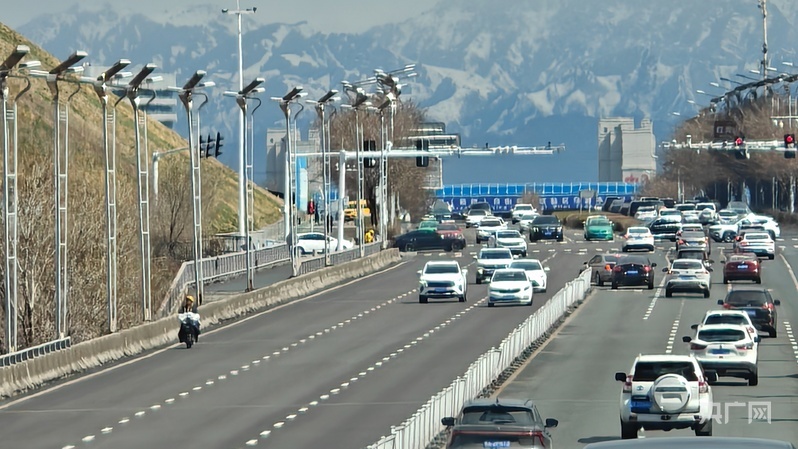乌鲁木齐城市道路四通八达 （央广网记者 姜茸 摄）