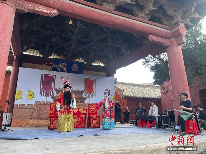 4月17日，山西沁水，郭壁村府君庙的元代戏台正在上演蒲剧《三关排宴》。中新社记者 范丽芳 摄