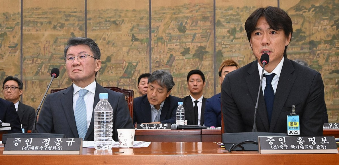 7月30日，韩国首尔，郑梦奎（左）和洪明甫出席国会听证会。图源：韩媒