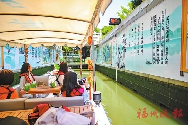 坐游船还能通过彩绘了解福州的历史文化。