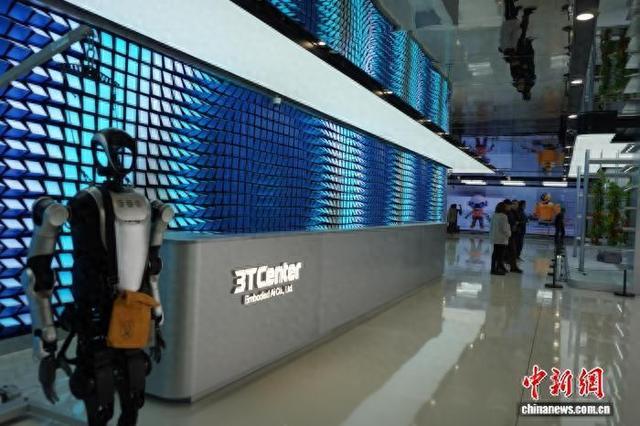 3月15日，河南首家人形机器人4S店在郑州开业。记者 韩章云 摄